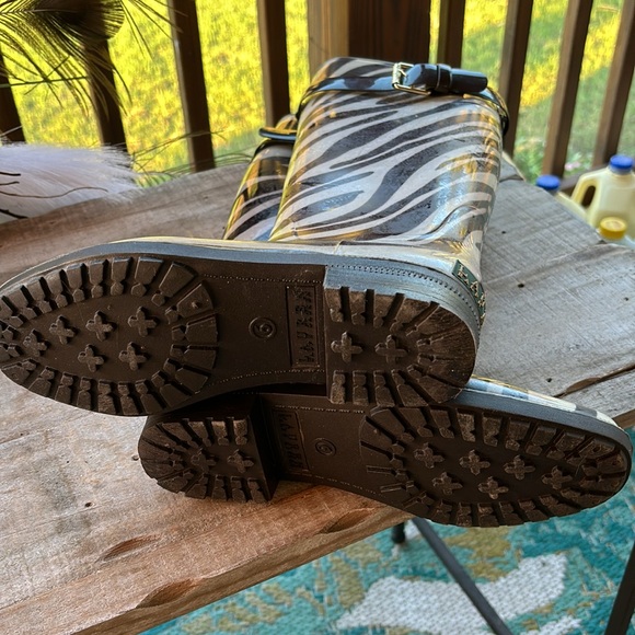 “RALPH LAUREN”rain boots sz. 6.  Brown/Beige zebra stripe.  Excellent condition. - Picture 4 of 10